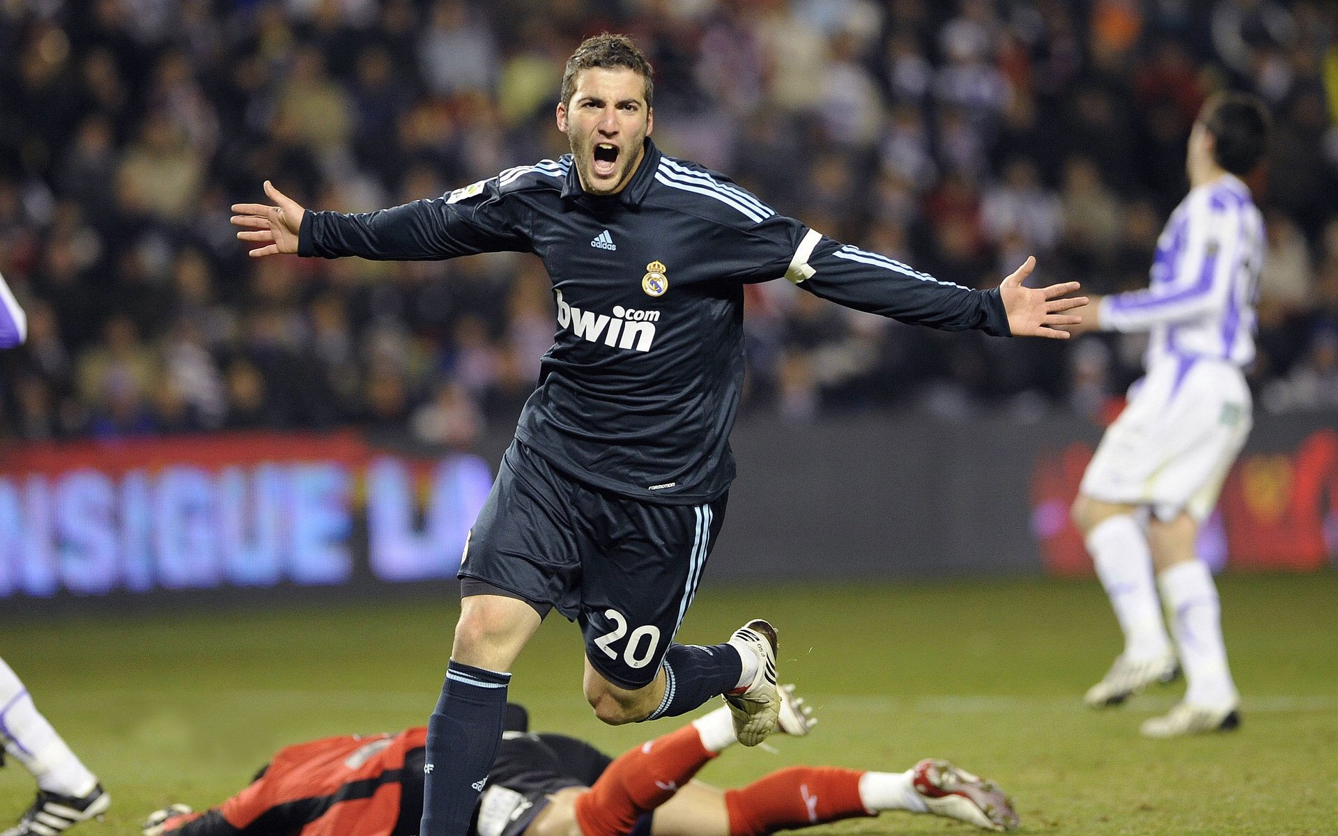 开云体育官方网站-从阿尔及利亚沙漠到诺坎普草坪，压力如何淬炼出真正的爆发者